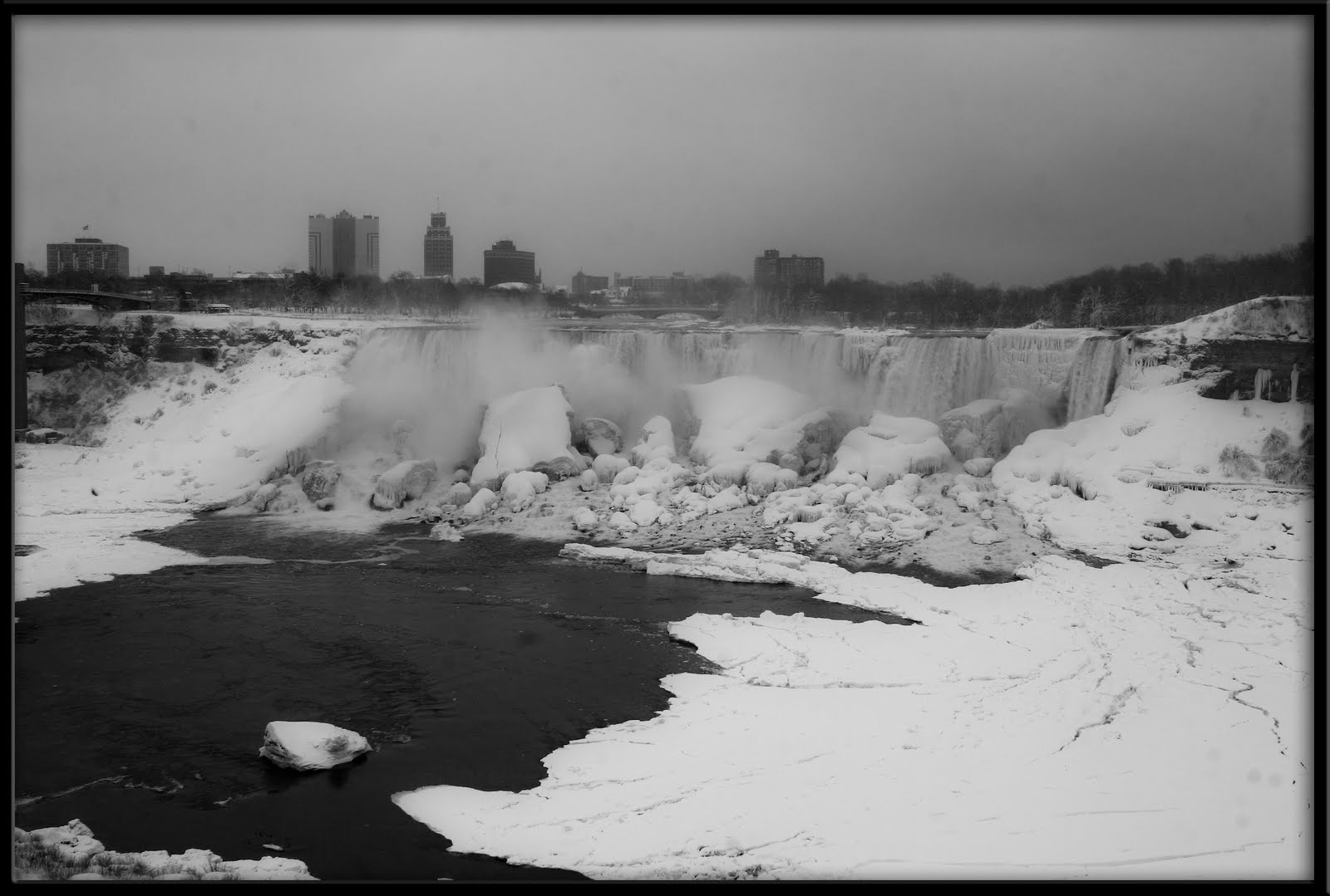Les chutes du Niagara...sous la neige